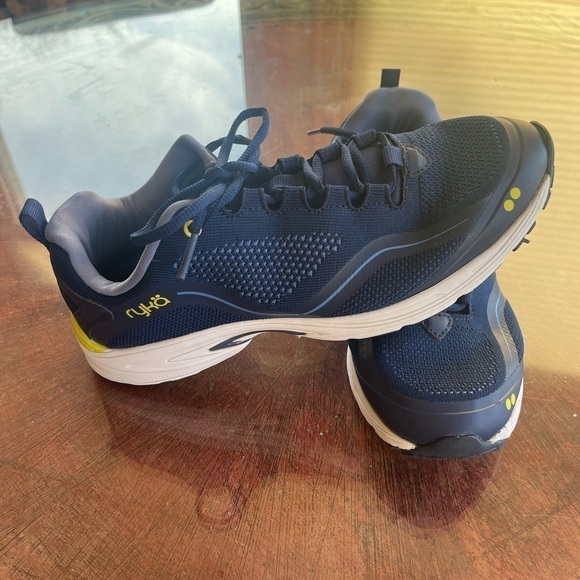 Sz 8 Ryka tennis shoe. - Picture 1 of 8